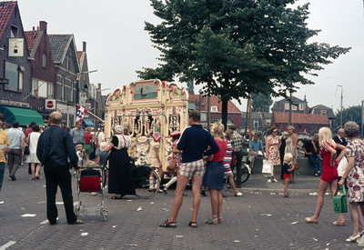 845723 Gezicht op een straatorgel in de Spuistraat te Spakenburg (gemeente Bunschoten).
